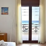Beachfront Bliss In Nikiti, Spacious 2 Story With Stunning Sea Views Dom wakacyjny Nikiti (Sithonia)