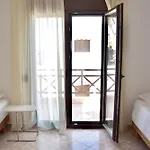 펜션 Beachfront Bliss In Nikiti, Spacious 2 Story With Stunning Sea Views 니키티