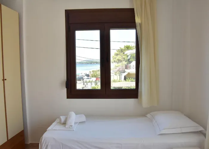 펜션 Beachfront Bliss In Nikiti, Spacious 2 Story With Stunning Sea Views 니키티