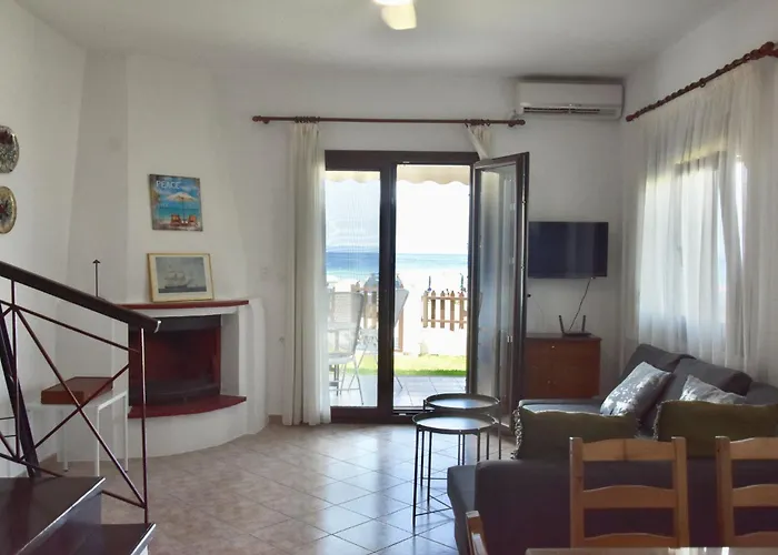 펜션 Beachfront Bliss In Nikiti, Spacious 2 Story With Stunning Sea Views *