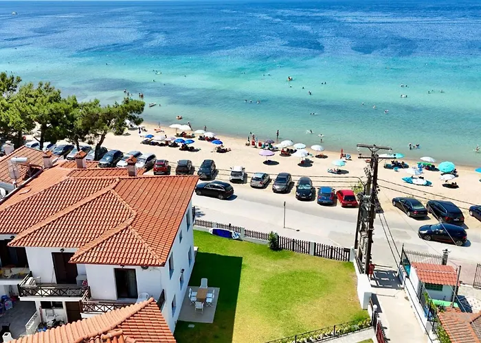 펜션 Beachfront Bliss In Nikiti, Spacious 2 Story With Stunning Sea Views 니키티
