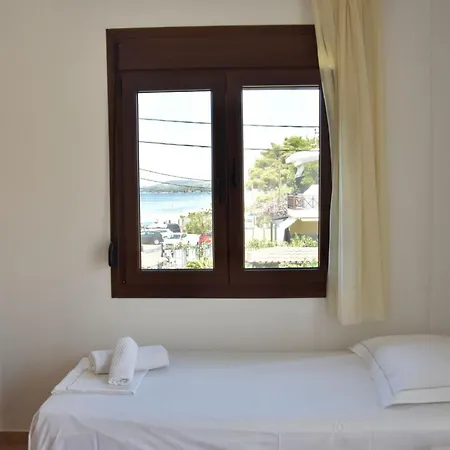 Дом отдыха Beachfront Bliss In Nikiti, Spacious 2 Story With Stunning Sea Views Никити