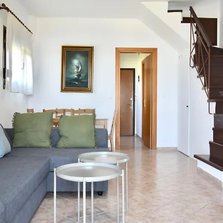 Beachfront Bliss In Nikiti, Spacious 2 Story With Stunning Sea Views Дом отдыха Никити