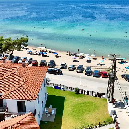 Дом отдыха Beachfront Bliss In Nikiti, Spacious 2 Story With Stunning Sea Views Никити