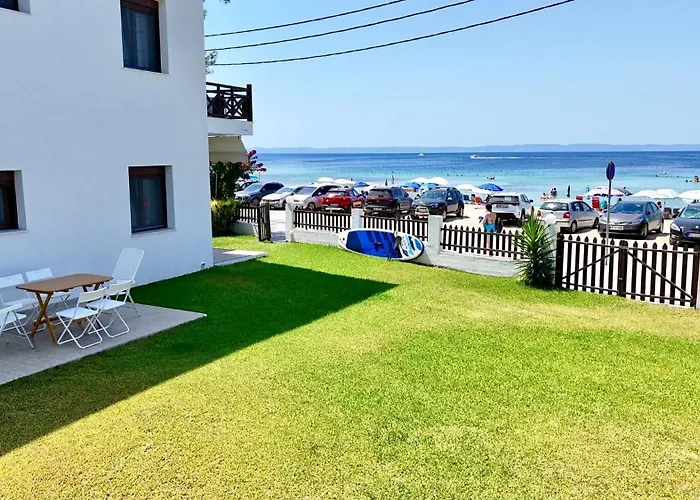 Beachfront Bliss In Nikiti, Spacious 2 Story With Stunning Sea Views Feriehus *