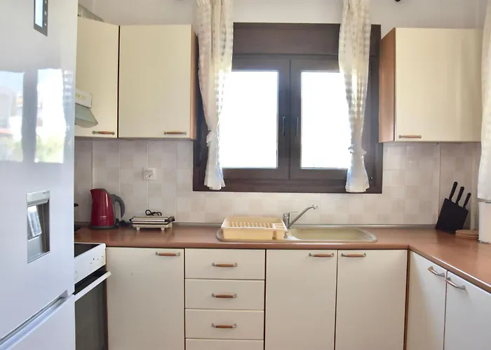 Beachfront Bliss In Nikiti, Spacious 2 Story With Stunning Sea Views Feriehus Nikiti (Sithonia)