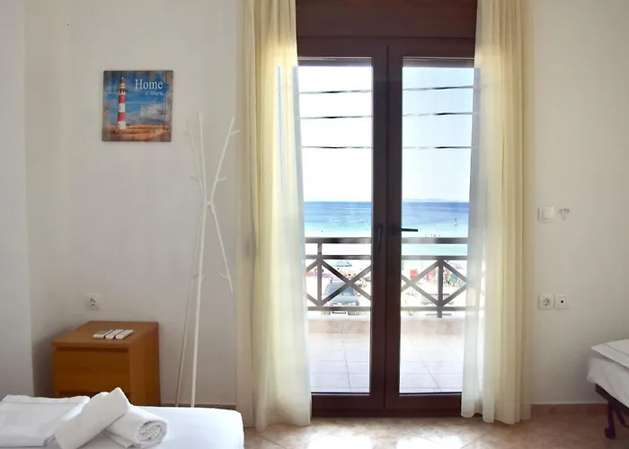 Beachfront Bliss In Nikiti, Spacious 2 Story With Stunning Sea Views Feriehus Nikiti (Sithonia)